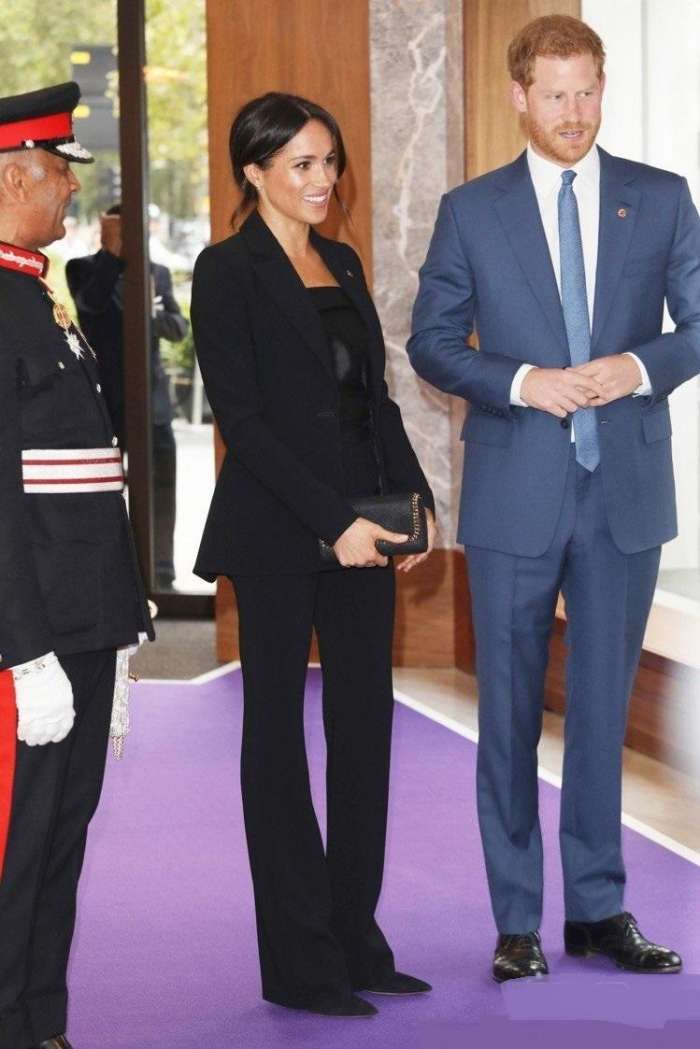 梅根王妃两度获选时尚偶像奖，和哈里王子的情侣装太登对啦！