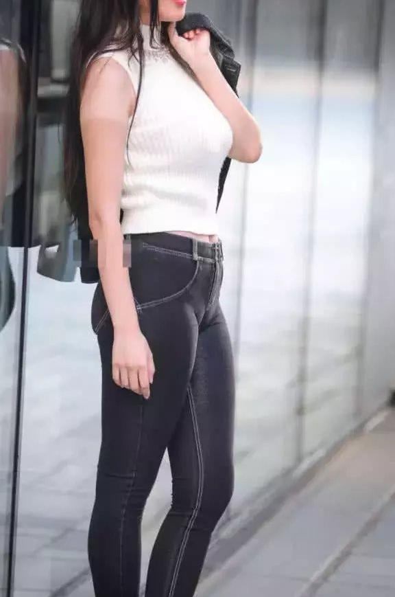 小姐姐紧身牛仔裤绷出丰腴弧线, 走路摇摆的姿态, 赢得很多回头率