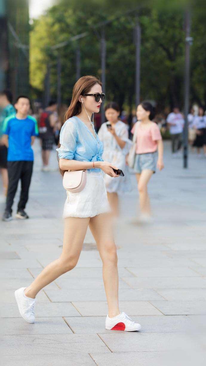 街拍：身材丰满的小姐姐，黑色紧身T恤上衣让好身材完美展现！