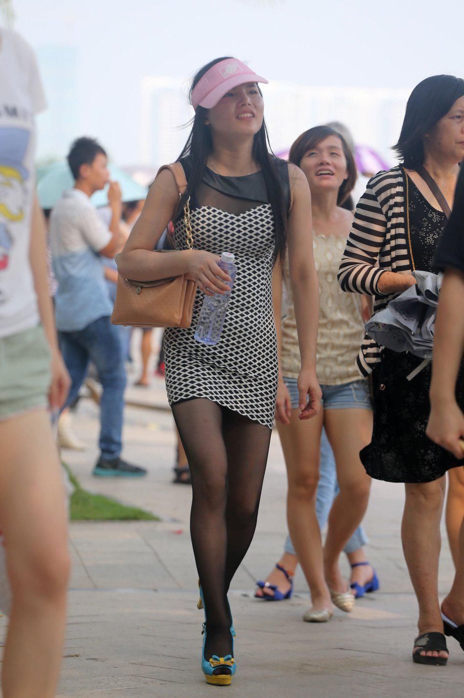 街拍:黑白相间包臀裙黑丝袜妹妹，穿出腰细臀翘好身材