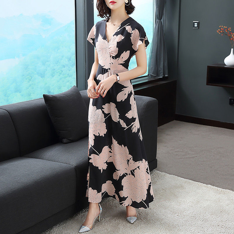 兄弟，你媳妇穿成这样出门，你都不害怕，我都替你担心啊