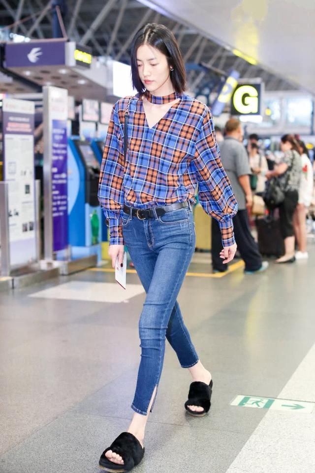 刘雯穿牛仔裤现身，可明显的三角区让人无法直视，网友:我瞎了!