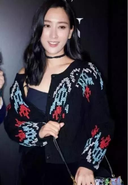 马苏将时尚走到底，上衣扣错扣子露实力，下身短裤秀长腿