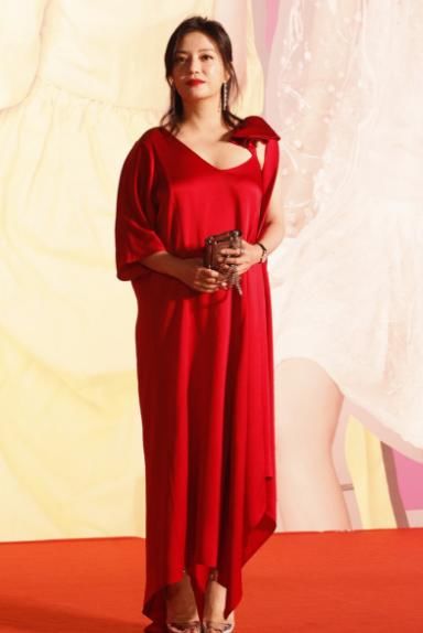 同是香肩小露，赵薇看起来更胖，李湘则像瘦十斤，全因一个小技巧