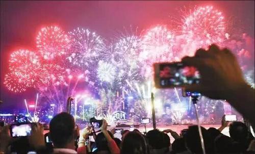 大量内地游客涌入台湾看烟花，被出租车漫天要价，1000元一位