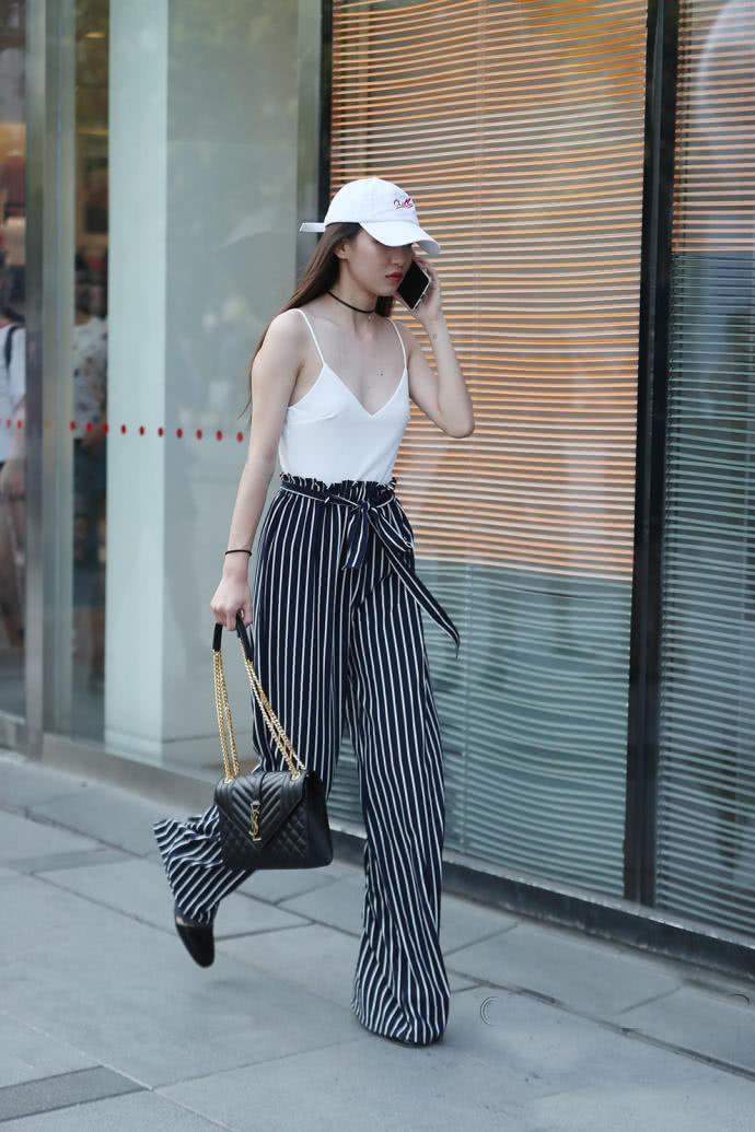 白皙小姐姐深v吊带阔腿裤，秀出丰腴事业线，曼妙身姿十分吸睛