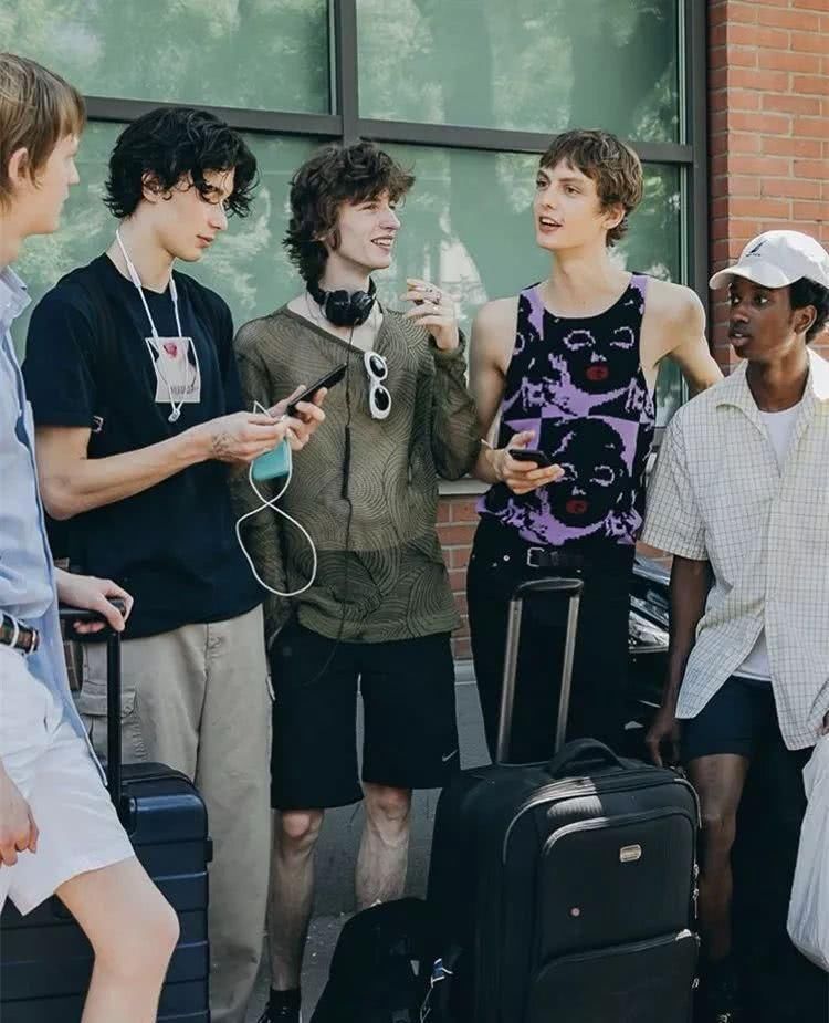 为什么女生穿背心很性感，男生穿就像老大爷!