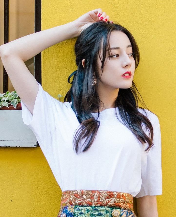 迪丽热巴不穿杨幂的一字鞋了，高跟鞋镶“石头”，比一字鞋还美!