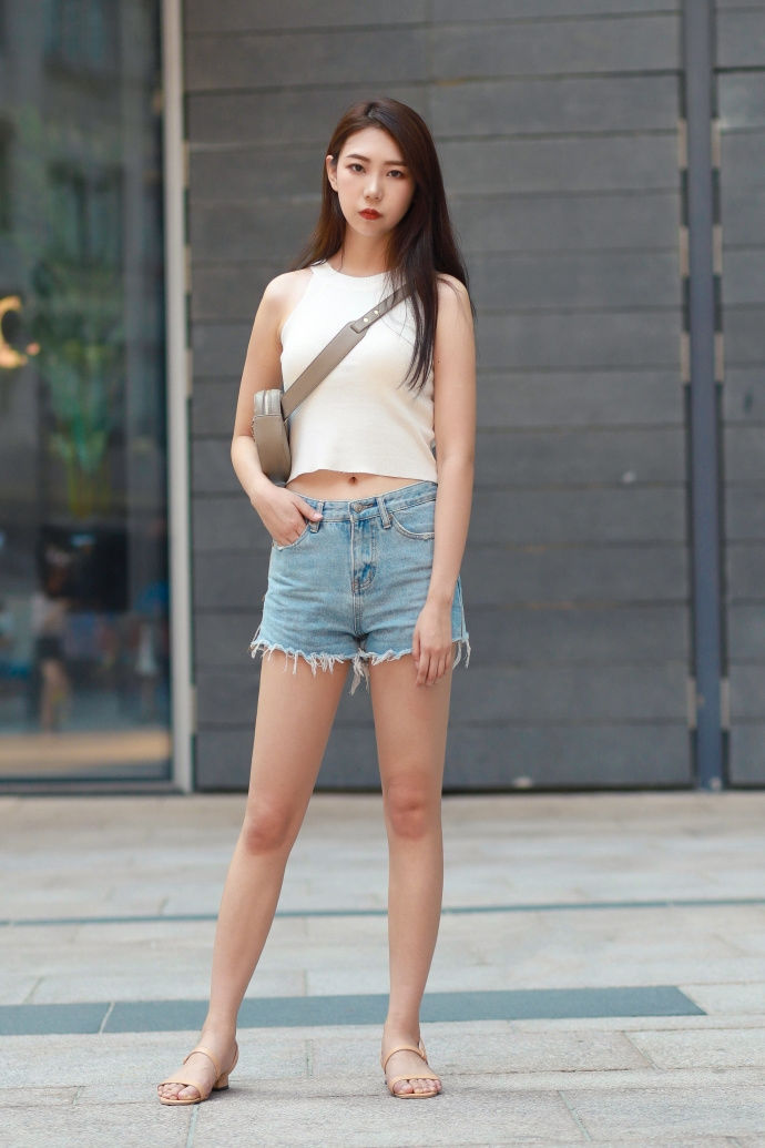 成都街拍:现在深受欢迎的潮流穿搭，让你走到哪都是优雅的女神!