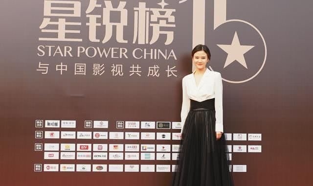  『影后』14岁就开始出道，母亲是金鸡影后，2次合作张嘉译被力捧