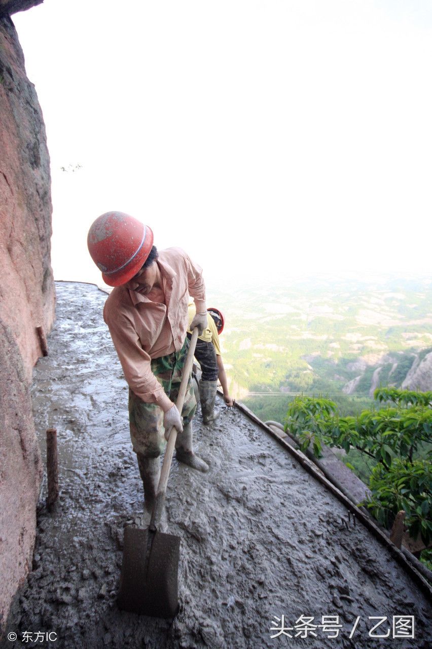 民工兄弟百米悬崖上修栈道，游客看着双腿打颤，他们却如履平地