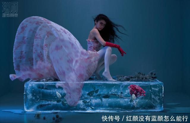 『辣妈』Anglebaby罕见晒娃,亲子装摘草莓,红色毛衣隐约辣妈身材
