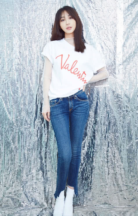 李菲儿美了这么多？穿这身礼裙上台锁定观众的目光，好有女神范！