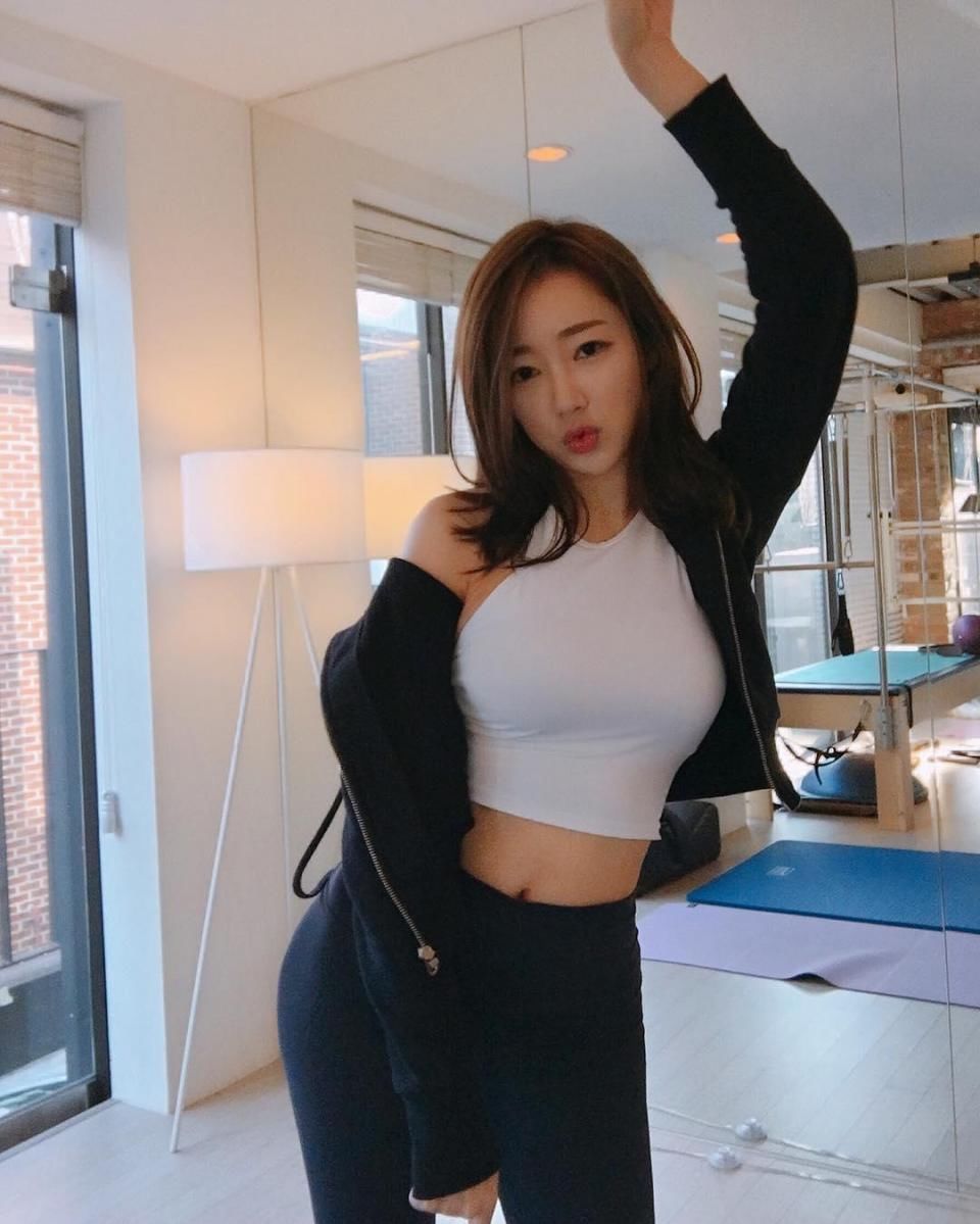 紧身装气质女神，丰韵身姿，自信笑容！