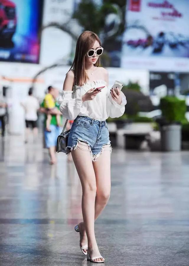 路人街拍:有一种小姐姐叫天生尤物,连衣裙随意穿就可以这么美