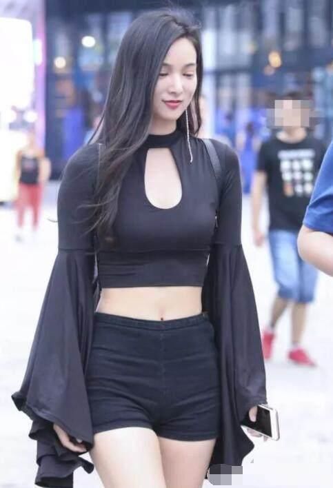 清凉一夏:街拍美女这个夏天有点热,拍到树林的美女姿势有点!