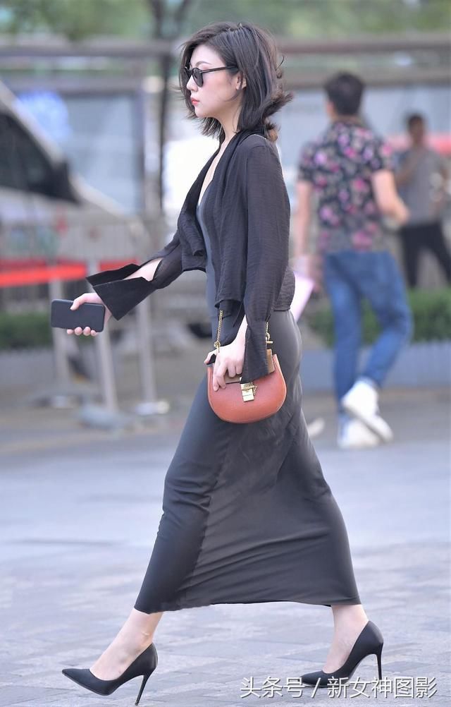 街拍美女：穿吊带包臀裙的小姐姐，又酷又美！