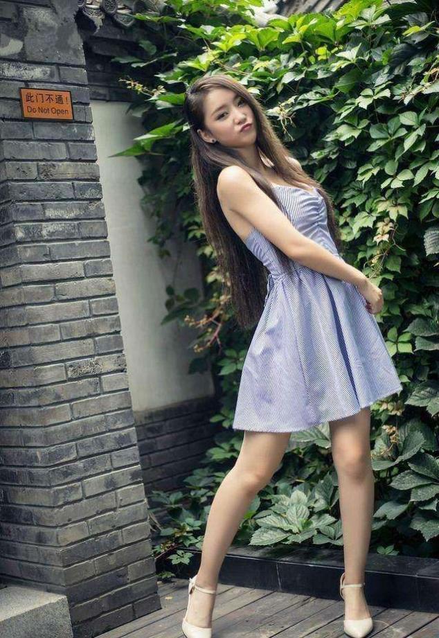 高跟鞋搭配这款V领连衣裙，让你清纯又不失可爱