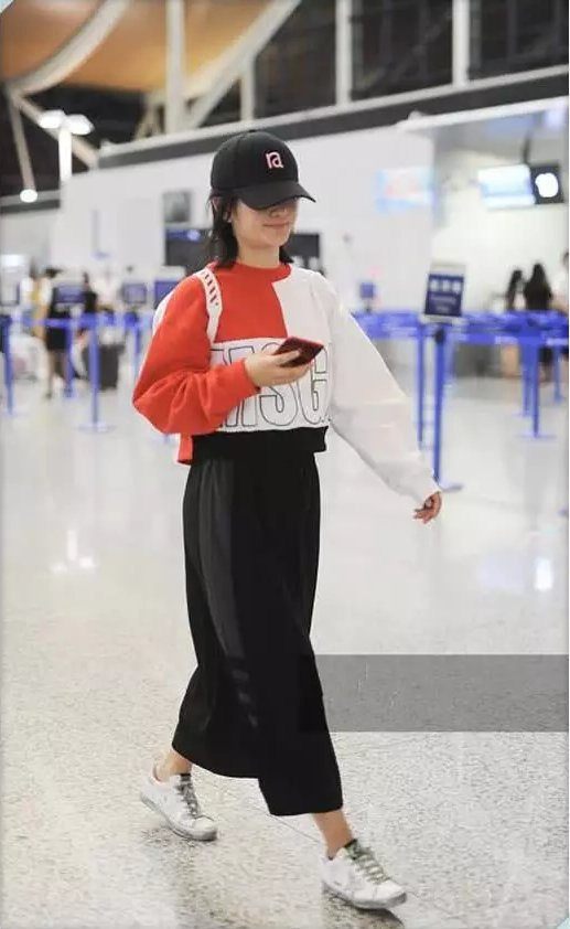 看了谢娜的机场照，再看吴昕的，网友:辣妈和少女的差距一目了然