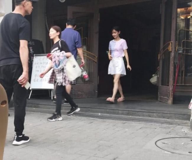 网曝baby耍大牌，餐厅中检查顾客手机，威胁称照片流出能找到你