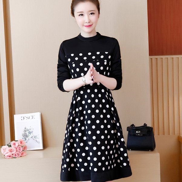 才刚入秋别傻傻穿打底裤,今年最火的连衣裙,比打底裤漂亮的没边