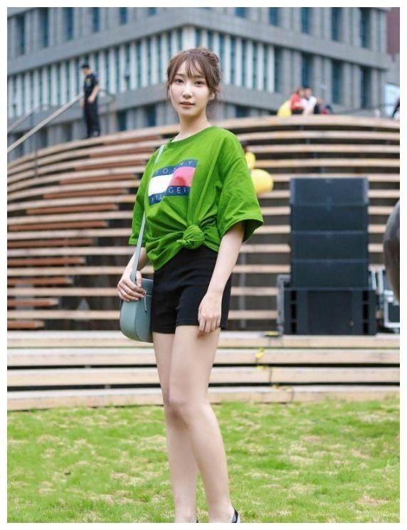 街拍：图六穿半透明衣服，隐约看到“文胸”，“尴尬指数”升高！