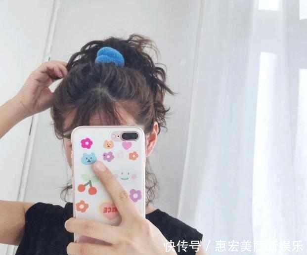  [发圈儿]别小瞧“奶奶发圈”的魔力，真·搭配高手都在用它凹造型