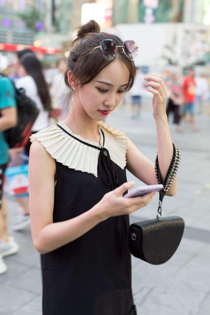 街拍：灰色T恤搭配牛仔热裤，适合身材纤细的女生，给人清新美感