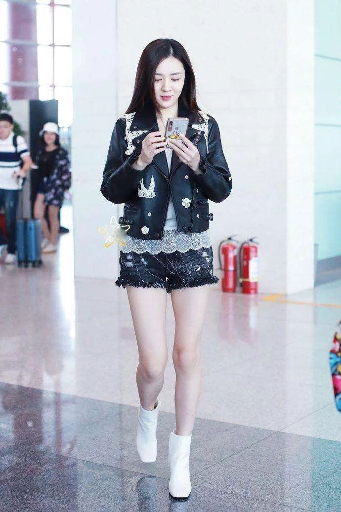 王晓晨长了一双“假腿”? 瘦成两根针，下巴却胖出褶!