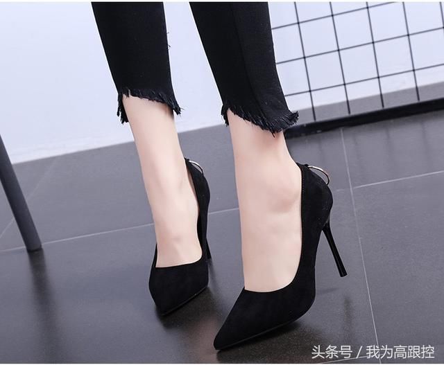 圆环做为鞋提的性感尖头高跟鞋,既复古又性感