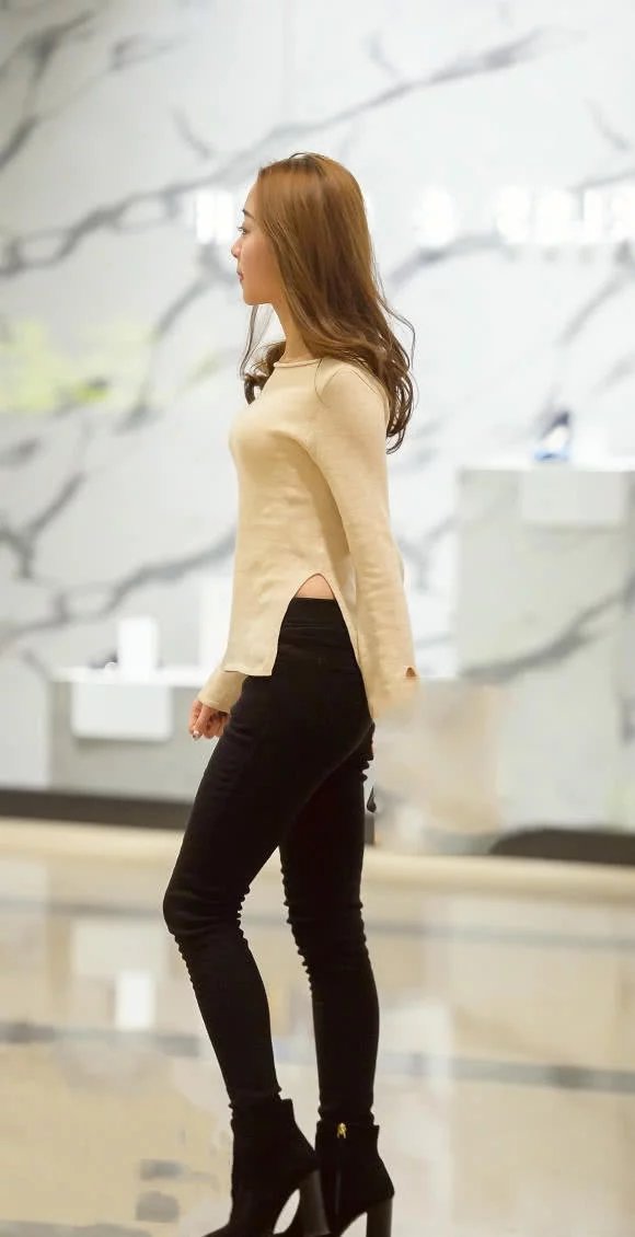 甜美小姐姐修身穿搭勾勒出饱满的胸部，撅起的嘴唇，让人心生怜爱