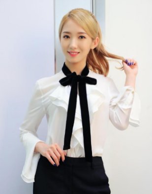 同是98年，周洁琼脖子粗到上热搜，拍照不敢露，孟美岐却美成仙女