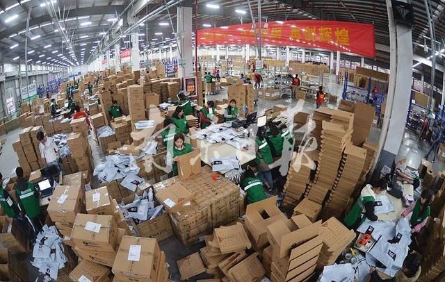 「假货全球泛滥」奢侈品古驰假货泛滥,商家难辨真假!网友:质量一样,价格差很多