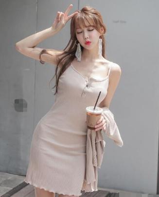 街拍: 小姐姐真敢穿，穿成这样出门，你可真成个小''妖精”了