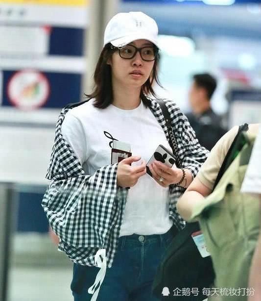 白百何穿着2个游泳圈，身材走样胖成大妈，穿衣更另类让人看不懂