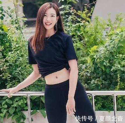 『漂亮』街拍漂亮的紧身打底裤小姐姐,亭亭玉立的身姿