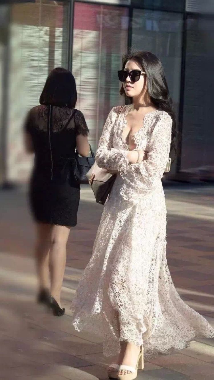 街拍美图 美女穿真的清凉又好看 连老外也喜欢她的身形曲线!