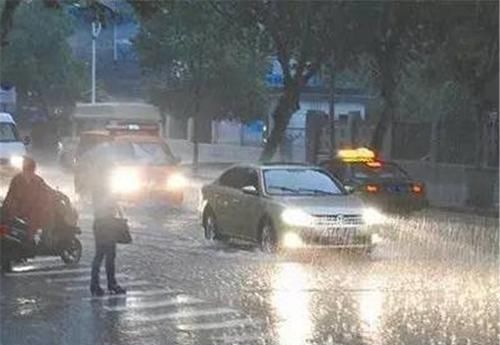 高速上遇到下暴雨，应该开雾灯还是开双闪？车主：不是都打开吗？