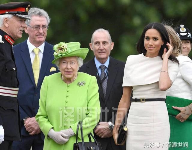 英国女王为何如此钟爱亮眼彩虹色？原因可绝不只是个人的时尚风格