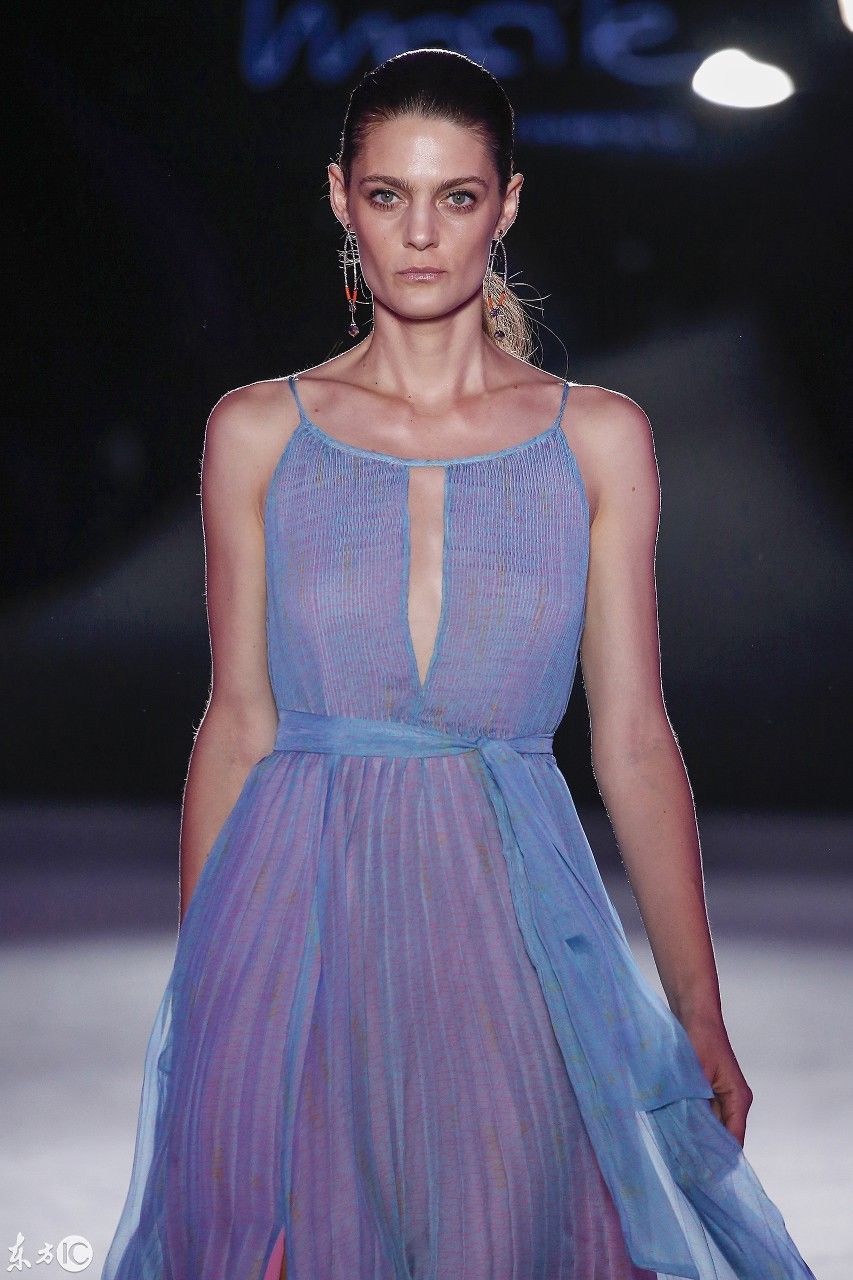 模特在巴塞罗那时装周展示时装，网友:姣好身材不愧为模特!