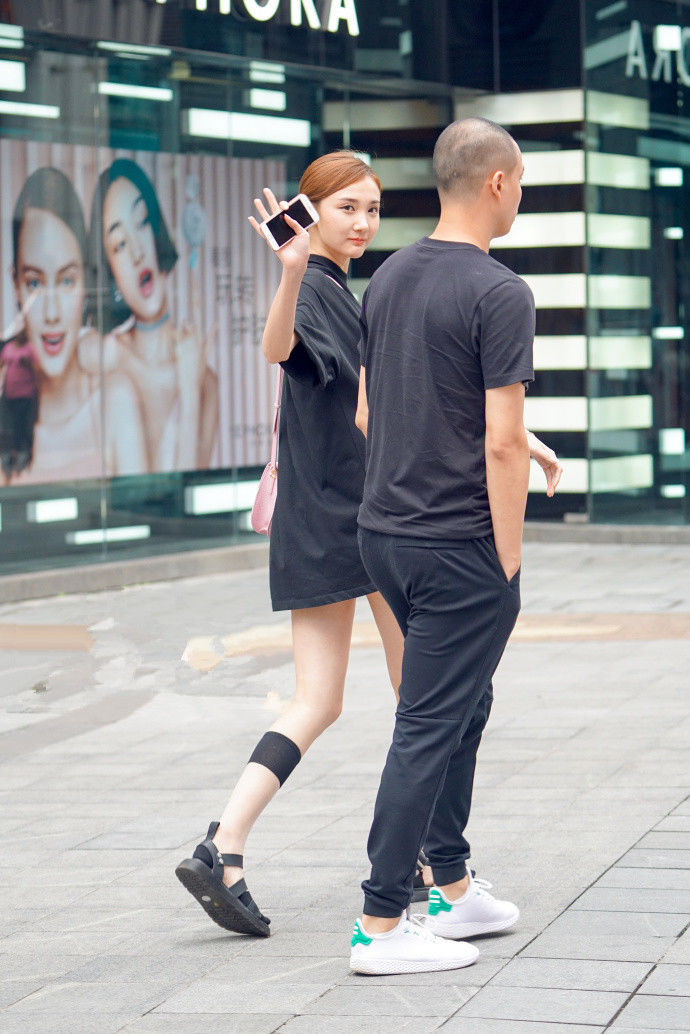 重庆街拍，简洁又百搭的搭配，更能绽放时尚的魅力!