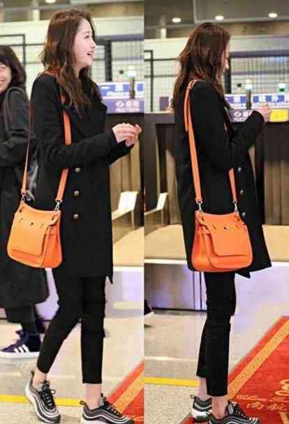 关晓彤站姿堪称一绝!双腿间距几乎为零，网友:难怪鹿晗会喜欢