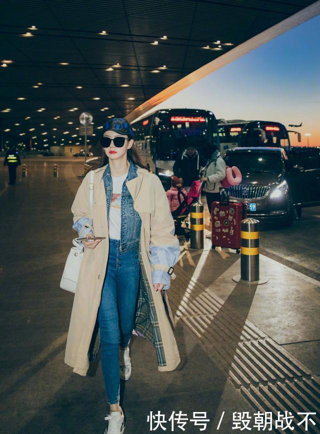  #套现身录制#卡其色风衣＋运动鞋，叠穿牛仔套装，不愧是潮流女王