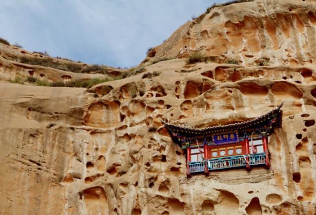 甘肃最“神秘”的寺庙，修建在悬崖峭壁之上，比悬空寺还要惊险