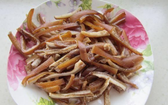 「猪皮」它是“天然胶原蛋白”,5块钱1斤,比敷面膜管用,40岁不显老