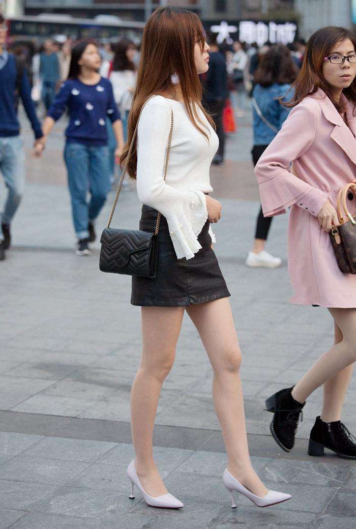 街拍：美女这样穿干净简洁, 气质出众, 人群中随便一看都是焦点