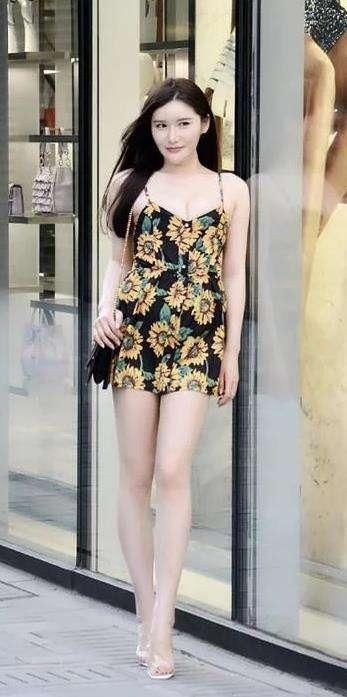 美女小姐姐白色露脐装搭配牛仔裤，大长腿真是越看越爱看!