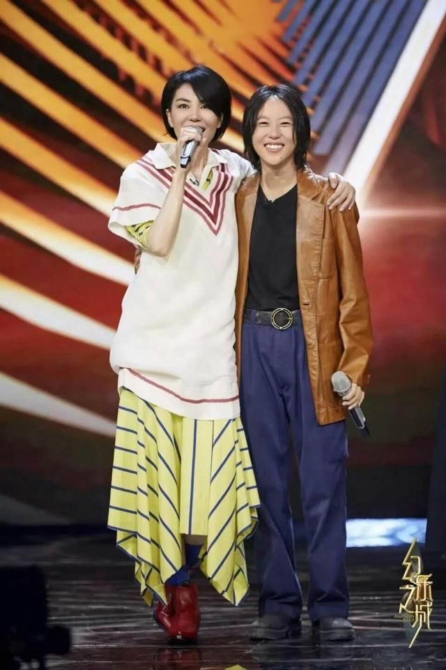 「 淡妆」大背头配淡妆少女感十足，难怪小11岁谢霆锋还爱她，50岁王菲A爆