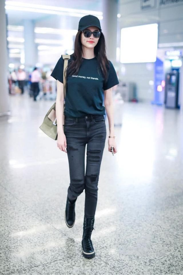 何穗就是会搭，牛仔裤塞进短靴里也不丑，网友:一般人穿丑哭了!