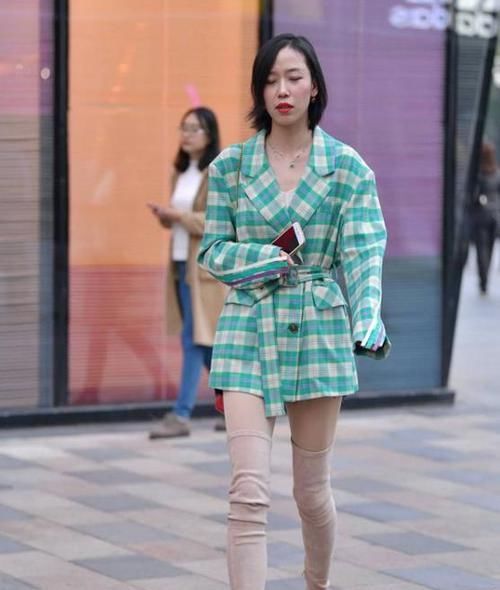  『气质』街拍：身材高挑的美女，一件吊带背心配黑色短裤，时尚魅力十足